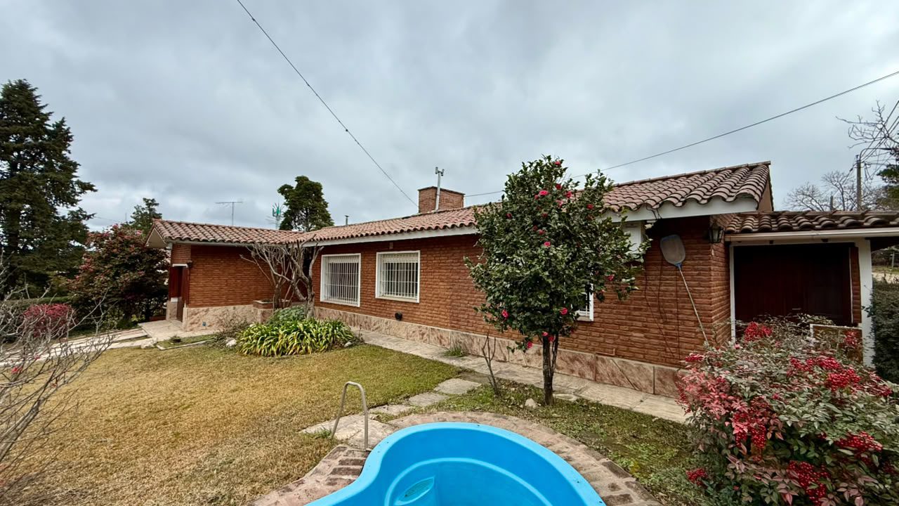 CASA CON DPTO EN VILLA GRAL. BELGRANO