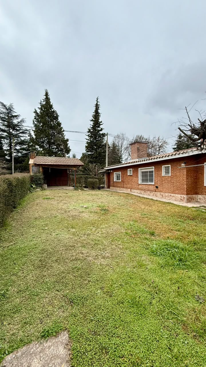 CASA CON DPTO EN VILLA GRAL. BELGRANO