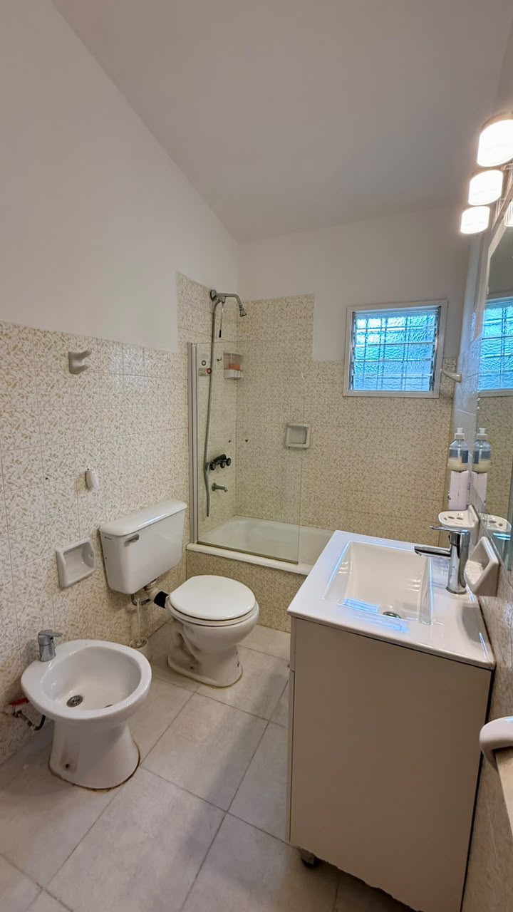 CASA CON DPTO EN VILLA GRAL. BELGRANO