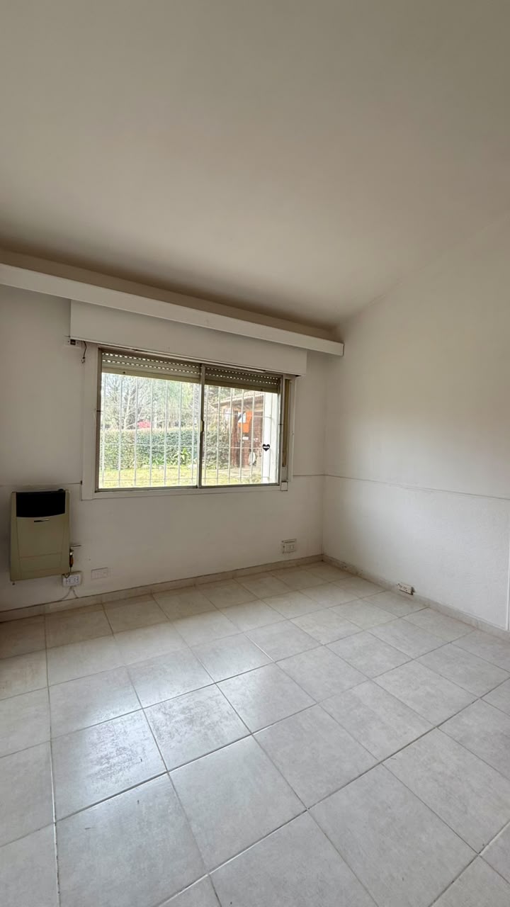 CASA CON DPTO EN VILLA GRAL. BELGRANO
