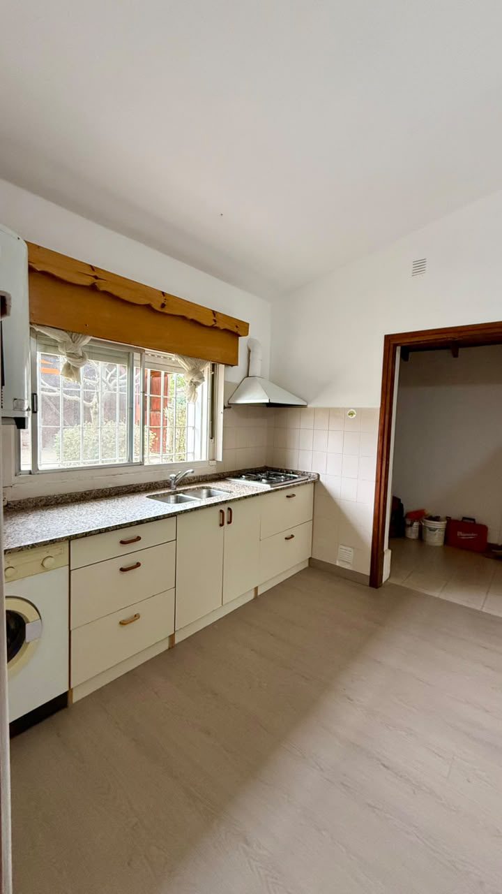 CASA CON DPTO EN VILLA GRAL. BELGRANO