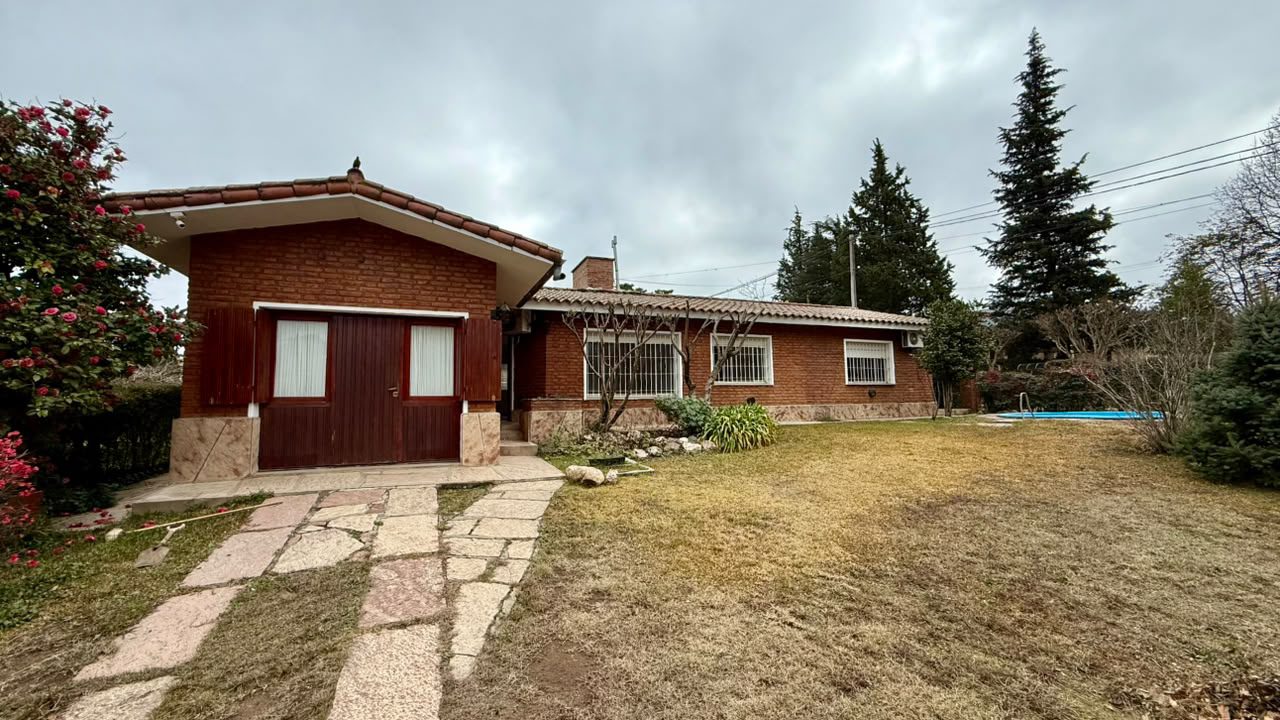 CASA CON DPTO EN VILLA GRAL. BELGRANO
