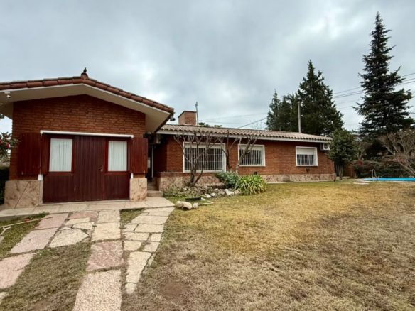 CASA CON DPTO EN VILLA GRAL. BELGRANO
