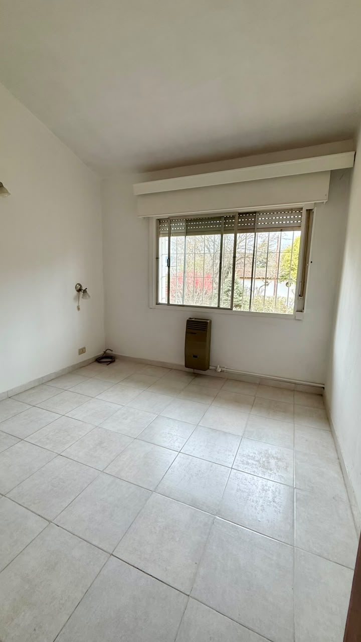 CASA CON DPTO EN VILLA GRAL. BELGRANO