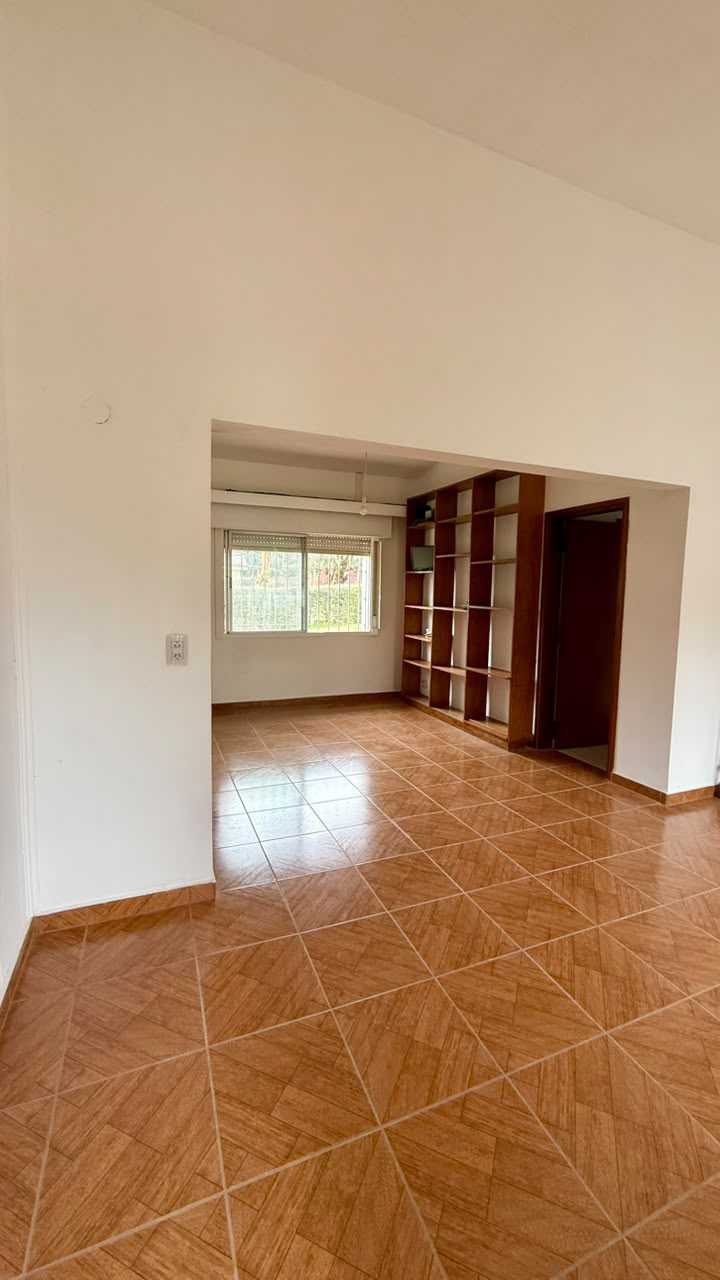 CASA CON DPTO EN VILLA GRAL. BELGRANO