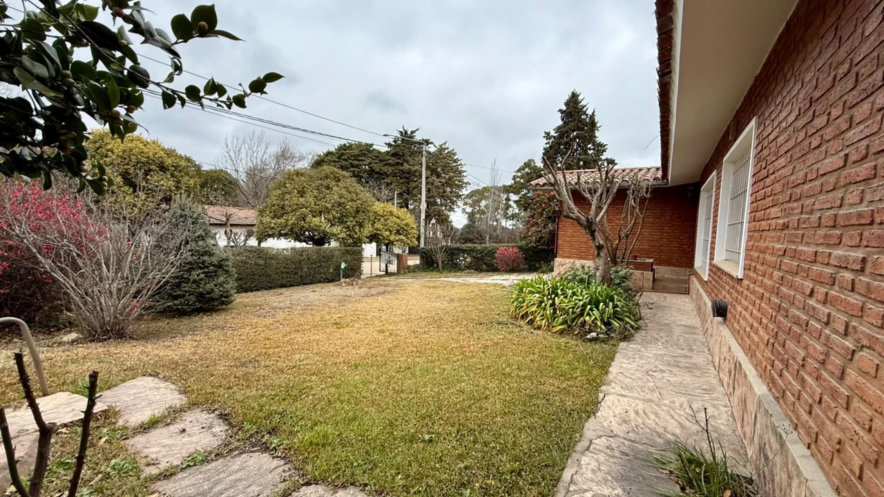 CASA CON DPTO EN VILLA GRAL. BELGRANO