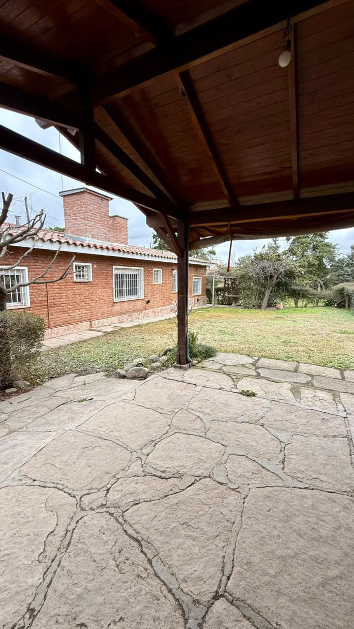 CASA CON DPTO EN VILLA GRAL. BELGRANO