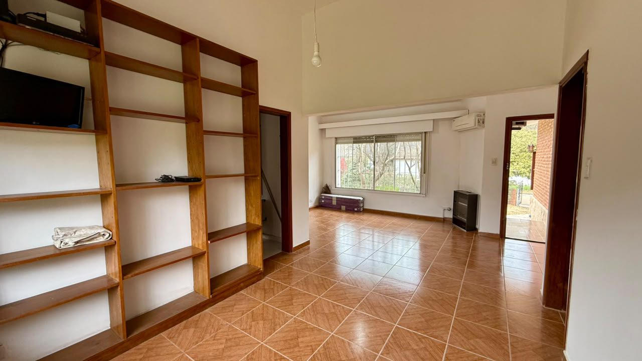 CASA CON DPTO EN VILLA GRAL. BELGRANO