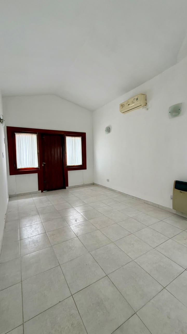 CASA CON DPTO EN VILLA GRAL. BELGRANO