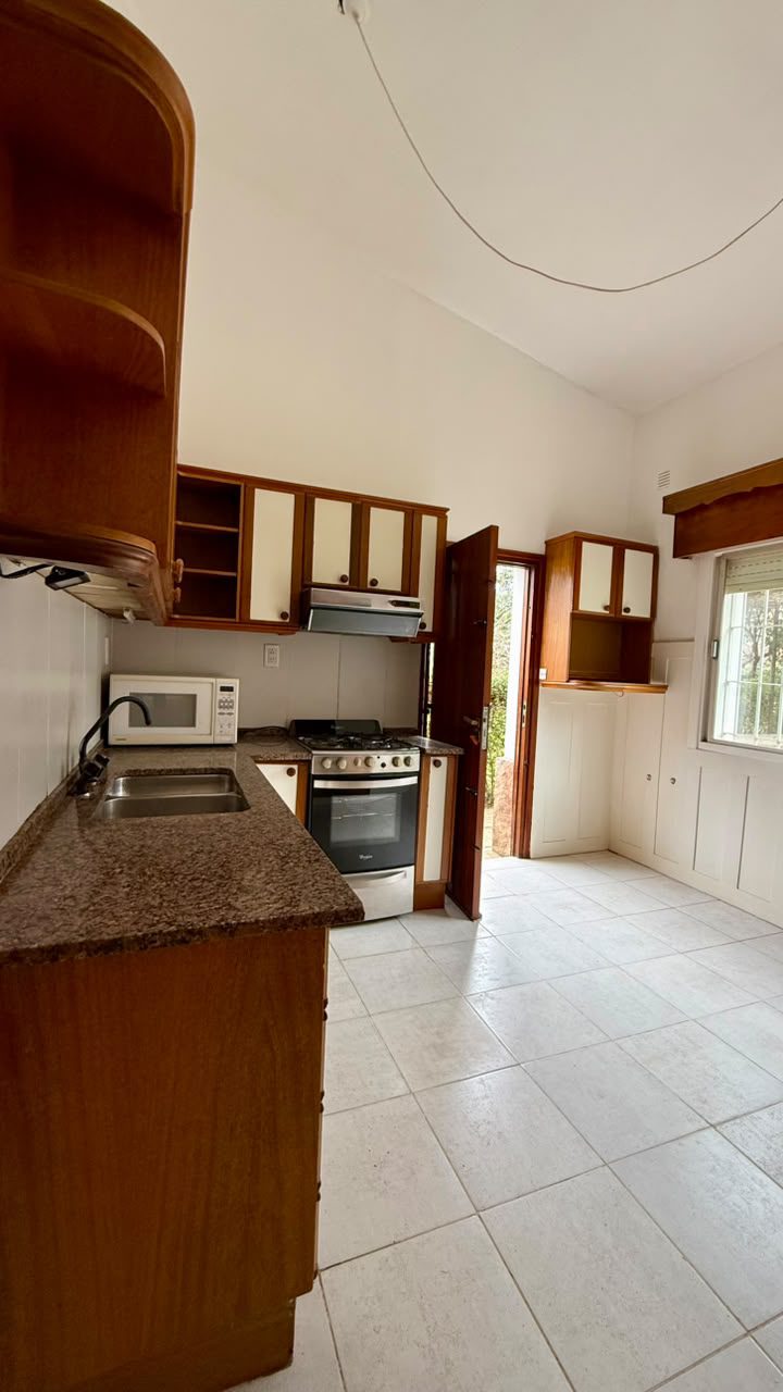 CASA CON DPTO EN VILLA GRAL. BELGRANO